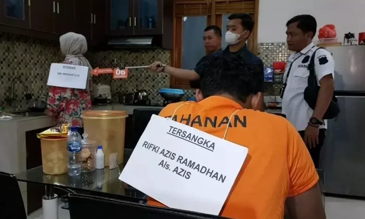 Rifki Azis Ramadhan (RA), pria 22 tahun yang menghabisi ibu kandungnya dengan 43 tusukan melakukan rekonstruksi di rumahnya di Depok, Kamis 31 Agustus 2023.