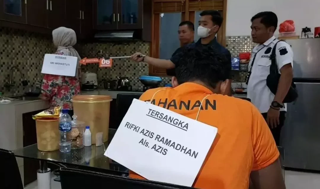 Rifki Azis Ramadhan (RA), pria 22 tahun yang menghabisi ibu kandungnya dengan 43 tusukan melakukan rekonstruksi di rumahnya di Depok, Kamis 31 Agustus 2023.