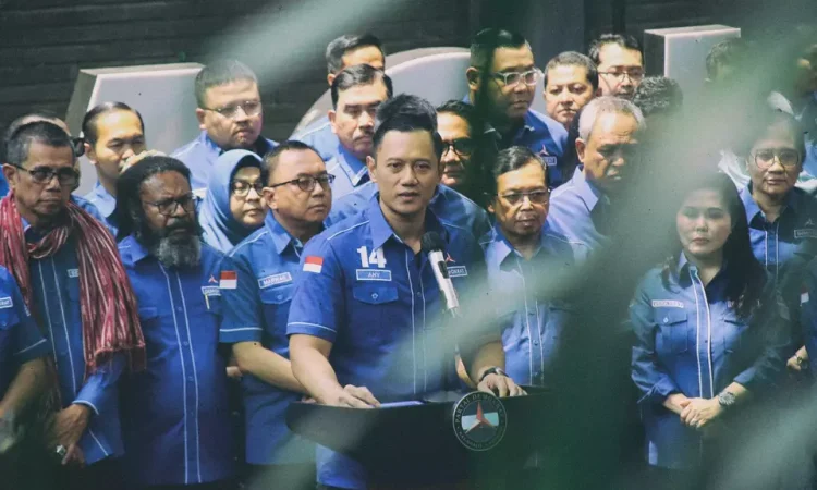 Ketua Umum Partai Demokrat Agus Harimurti Yudhoyono, memberikan keterangan pers usai mengumpulkan seluruh ketua DPD Demokrat se-Indonesia untuk menyikapi duet Anies Baswedan dan Cak Imin di kantor DPP Demokrat, Jakarta, Senin 4 September 2023.