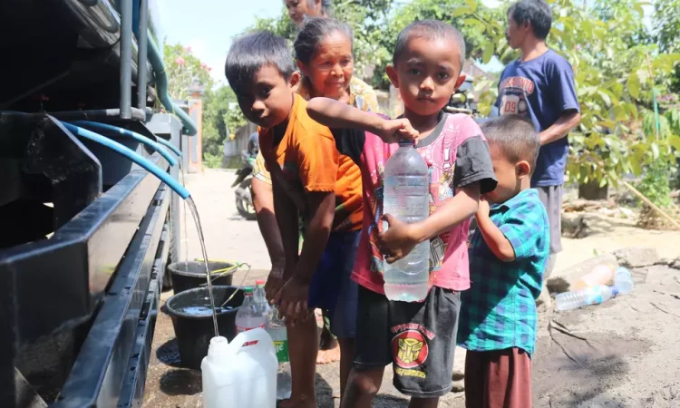 Krisis air bersih sebagai dampak musim kemarau terus meluas di wilayah Kabupaten Lombok Barat, Nusa Tenggara Barat (NTB).