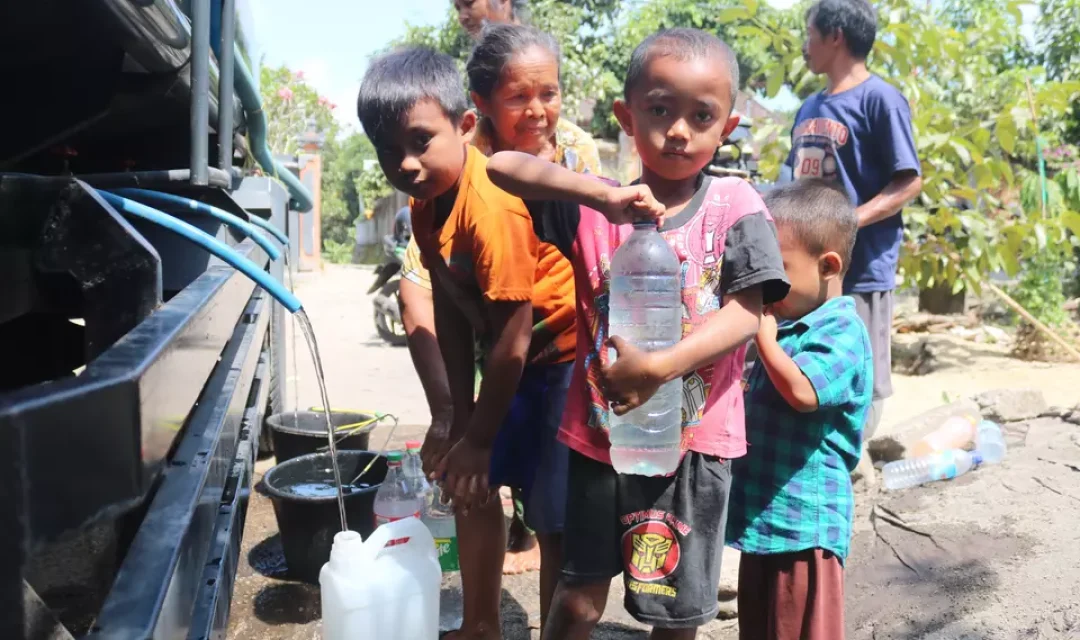 Krisis air bersih sebagai dampak musim kemarau terus meluas di wilayah Kabupaten Lombok Barat, Nusa Tenggara Barat (NTB).