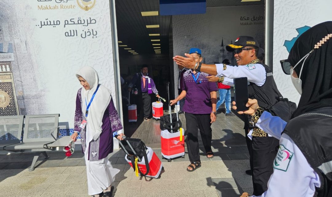 Petugas menyambut Jamaah Haji JGK-01 tiba di Bandara AMMA Madinah, Minggu (12/5/2024).