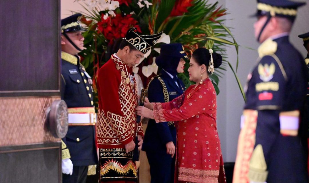 Presiden Jokowi Tampil dengan Pakaian Adat Banjar pada Upacara Penurunan Bendera di IKN