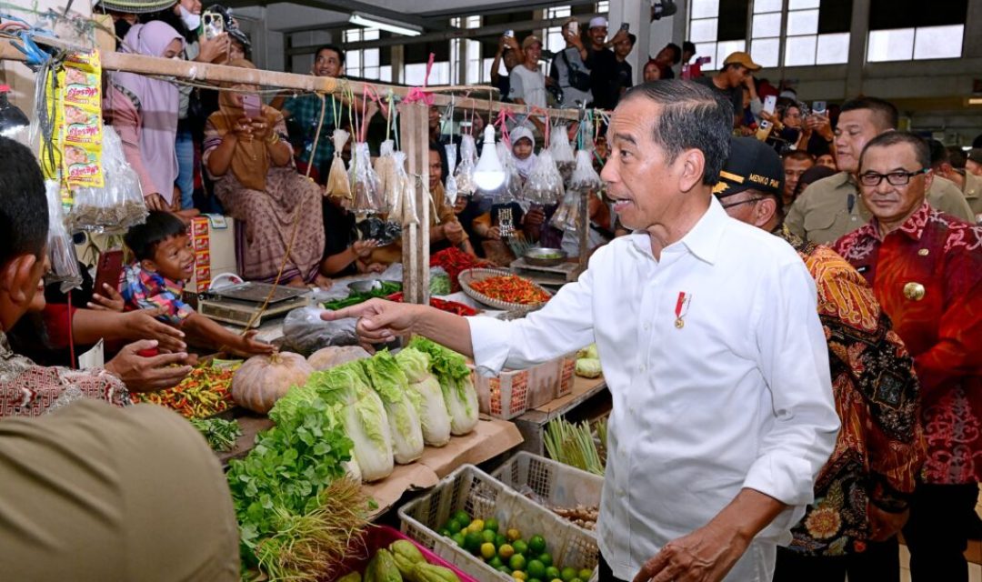 Kunjungi Pasar Sanggam Adji Dilayas, Presiden Jokowi Sapa Pedagang dan Masyarakat