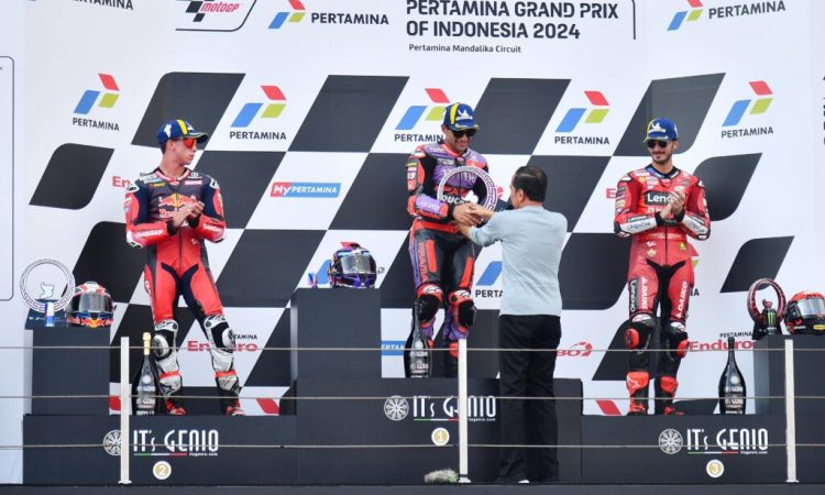 Presiden Jokowi Saksikan dan Serahkan Trofi Juara Pertamina Grand Prix of Indonesia 2024