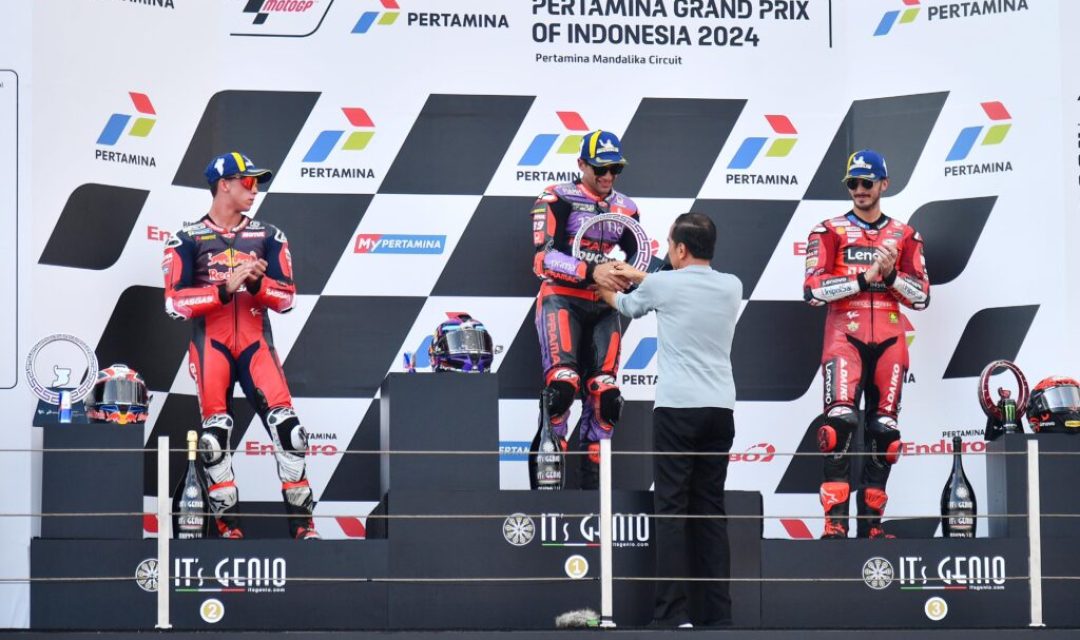 Presiden Jokowi Saksikan dan Serahkan Trofi Juara Pertamina Grand Prix of Indonesia 2024