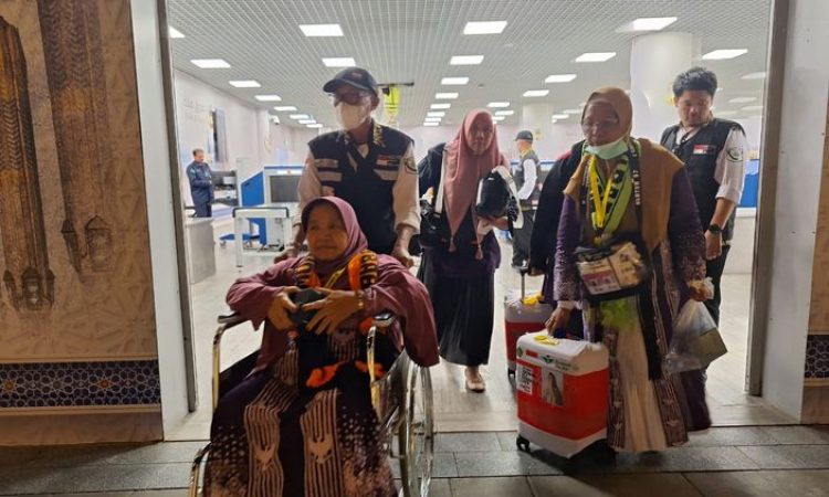 Rombongan jemaah haji Indonesia asal Lamongan, Jawa Timur, tiba di Bandara AMMA Madinah, lewat jalur fast track, Selasa, 14 Mei 2024, pukul 00.20 waktu Arab Saudi.* - Eri Mulyani/MCH 2024