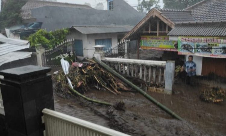 39871-banjir-bandang-di-kota-batu-kamis-4112021-pusdalops-bpbd-kota-batu