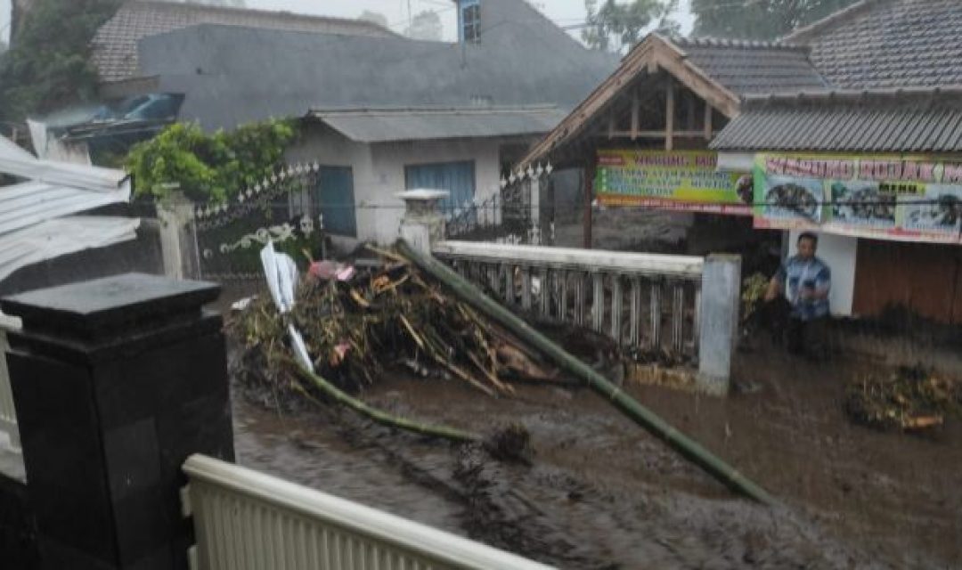 39871-banjir-bandang-di-kota-batu-kamis-4112021-pusdalops-bpbd-kota-batu