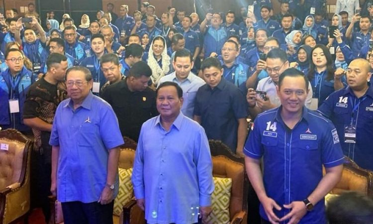 Prabowo Subianto diapit Susilo Bambang Yudhoyono (kiri) dan Agus Harimurti Yudhoyono di Konsolidasi Pemenangan Capres yang diselenggarakan Demokrat di Madiun. (Foto: Detikjatim.com)