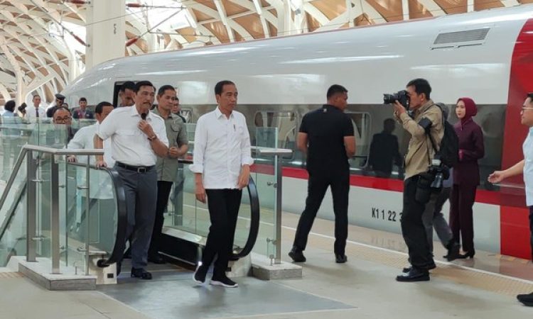 Presiden Joko Widodo mencoba naik Kereta Cepat Jakarta-Bandung, Rabu. (Foto: Detiknews)