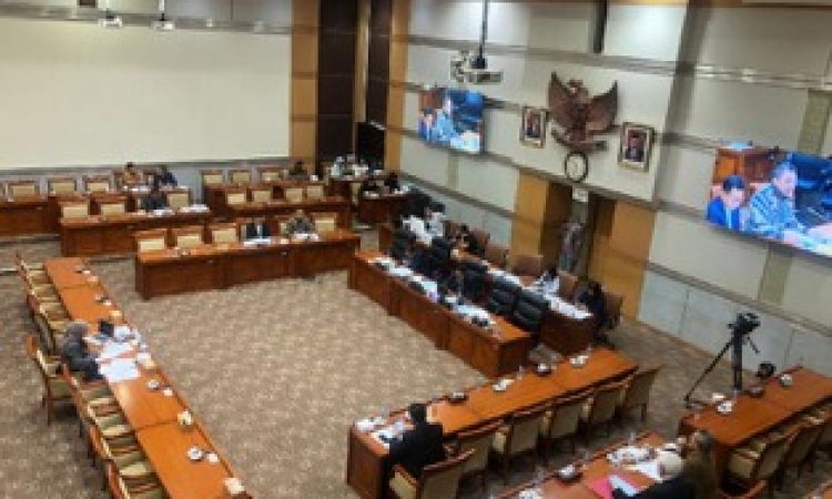 Suasana di Ruang Rapat Komisi III DPR saat uji kelayakan dan kepatutan atau fit and proper test terhadap 8 calon hakim Mahkamah Konstitusi (MK) pada Senin, (25/9/2023). (tempo.co)