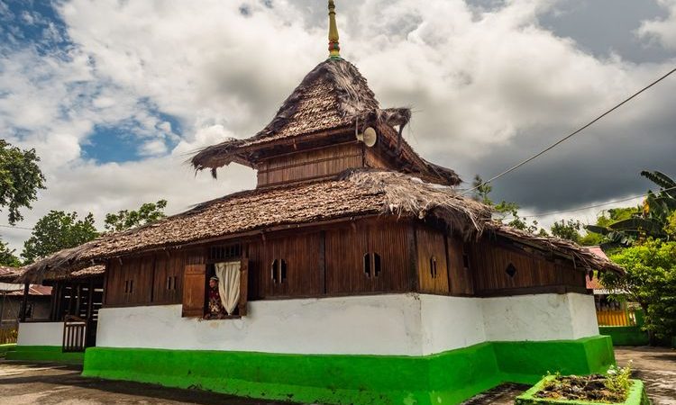 Masjid Wapaue di Maluku Tengah (Foto: Kompas)