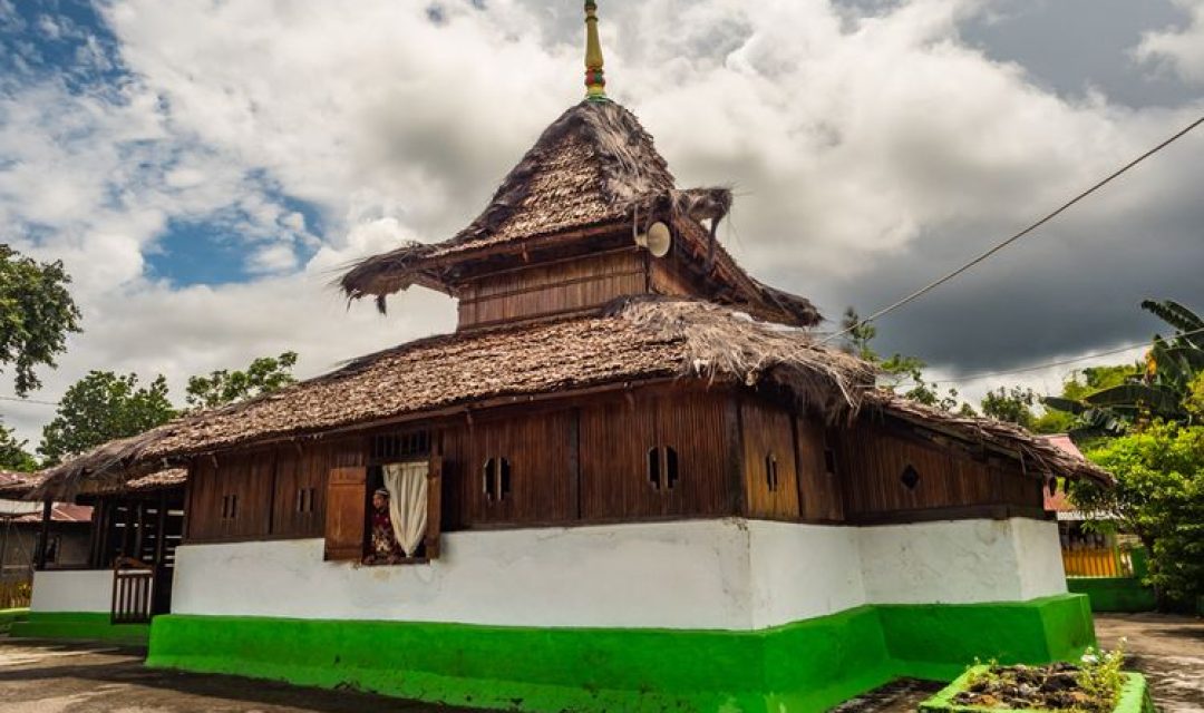 Masjid Wapaue di Maluku Tengah (Foto: Kompas)