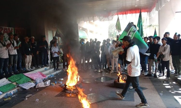 Aksi aktivis Himpunan Mahasiswa Islam (HMI) Cabang Bangkalan, Jawa Timur, terkait dengan buruknya pengelolaan sampah di Kabupaten Bangkalan. Aksi diwarnai dengan pembakaran ban bekas dan berbagai jenis sampah.