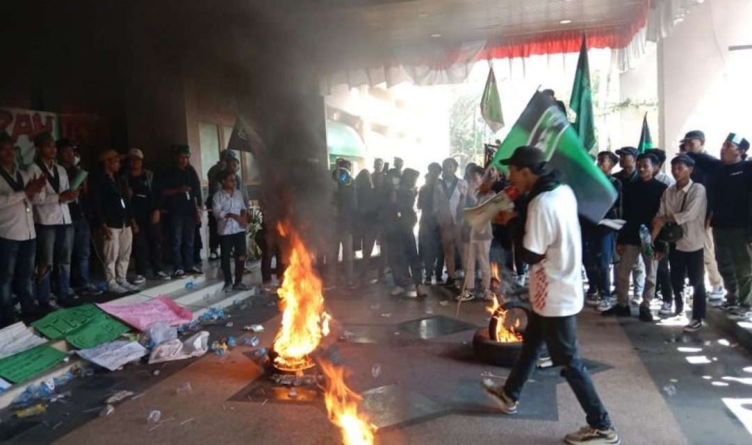 Aksi aktivis Himpunan Mahasiswa Islam (HMI) Cabang Bangkalan, Jawa Timur, terkait dengan buruknya pengelolaan sampah di Kabupaten Bangkalan. Aksi diwarnai dengan pembakaran ban bekas dan berbagai jenis sampah.