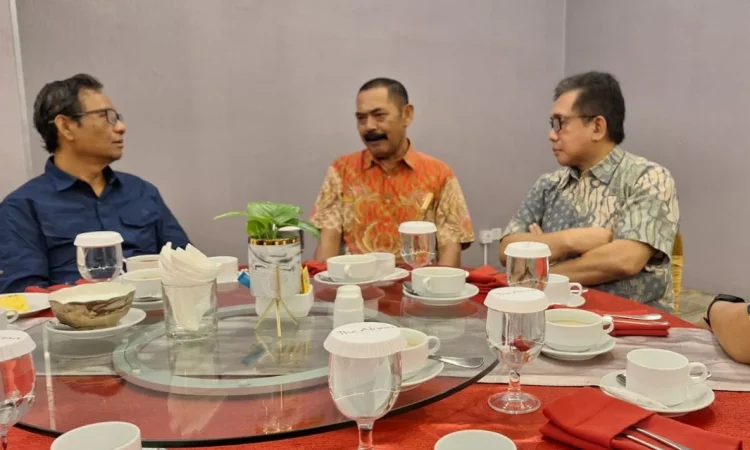 Mahfud MD bertemu dengan Ketua DPC PDI Perjuangan Kota Surakarta. (Foto: tvonenews.com)