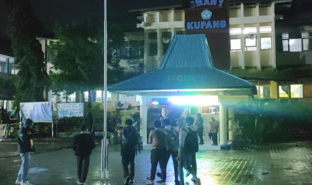 Pemerintah NTT mencabut kebijakan sekolah masuk jam 5.30 pagi. (Foto: Kompas)