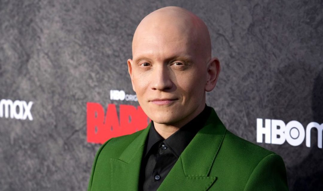 Anthony-Carrigan-5-Hal-Aktor-yang-Memainkan-Metamorpho-di-Superman.jpg