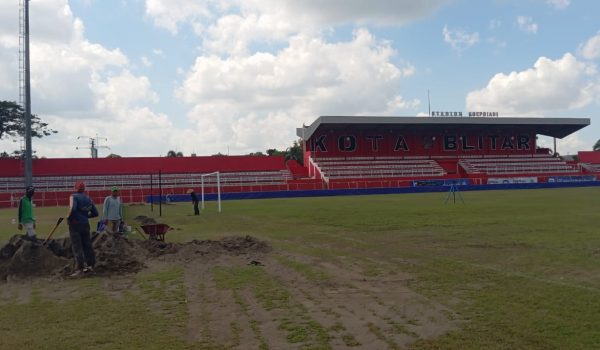 Arema FC Terus Pantau Percepatan Perbaikan Lapangan Stadion Supriyadi Blitar