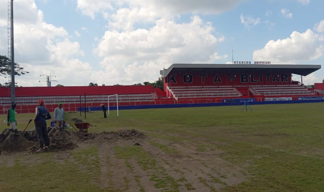 Arema FC Terus Pantau Percepatan Perbaikan Lapangan Stadion Supriyadi Blitar