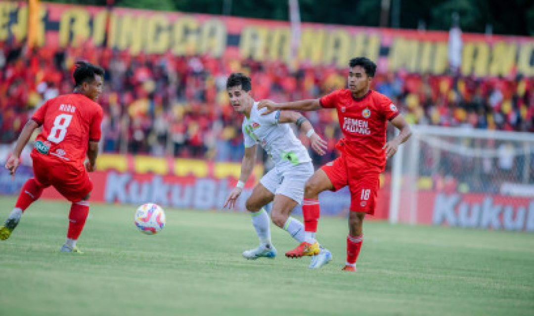 Buang Pemain dan Buang Peluang, Persebaya Tertahan di Padang 