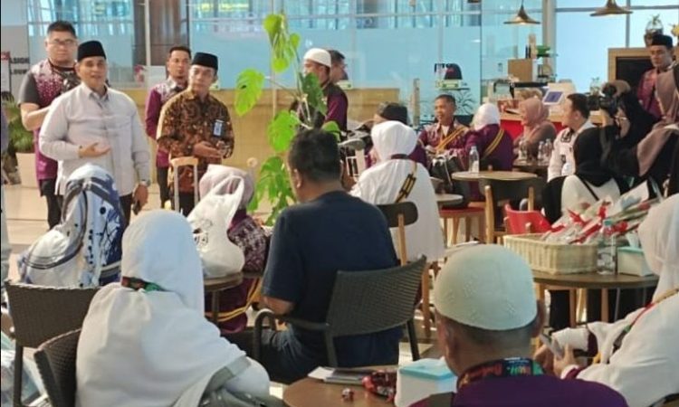 Ditjen Lepas Keberangkatan Jamaah Haji Khusus Asal Riau dan Sumbar