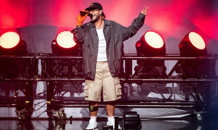 LOS ANGELES, CALIFORNIA - NOVEMBER 04: Feid performs at Microsoft Theater on November 04, 2021 in Los Angeles, California. (Photo by Timothy Norris/Getty Images)