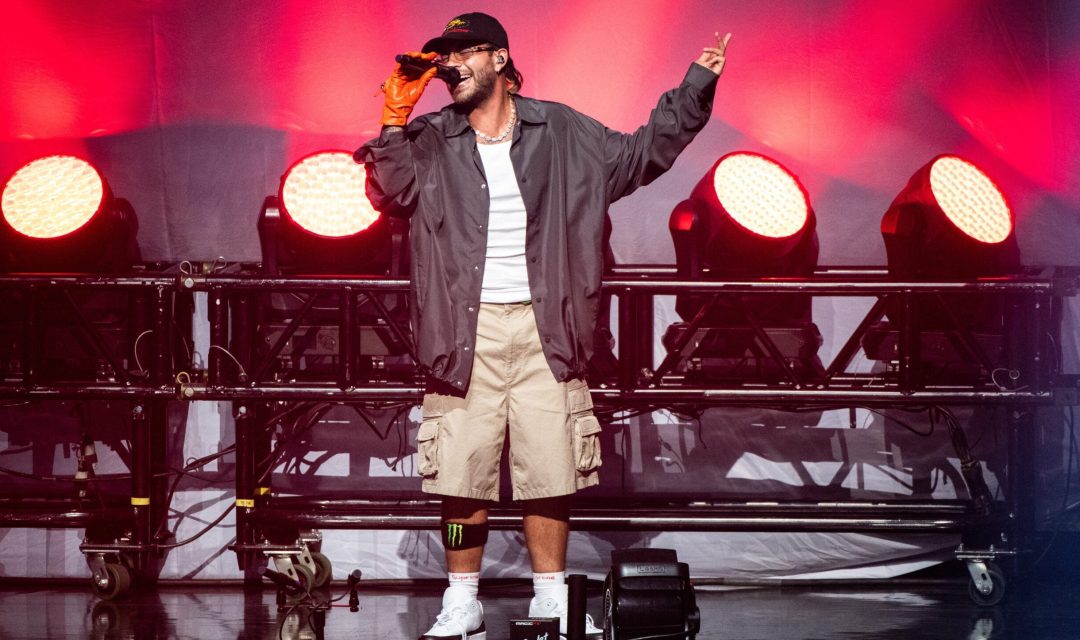 LOS ANGELES, CALIFORNIA - NOVEMBER 04: Feid performs at Microsoft Theater on November 04, 2021 in Los Angeles, California. (Photo by Timothy Norris/Getty Images)