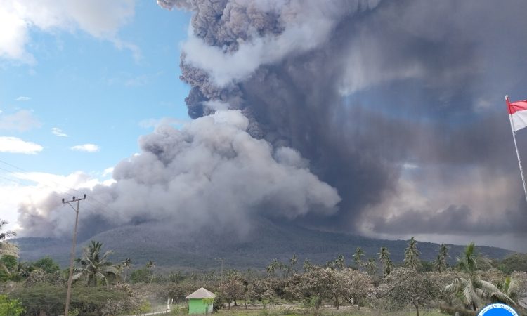 Foto_Erupsi_Gunung_Lewotobi_Laki-laki