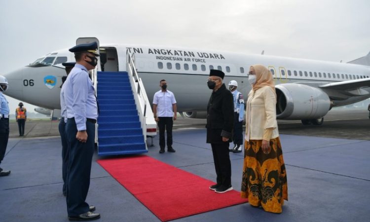 Wakil Presiden Ma'ruf Amin saat akan bertolak ke Jawa Timur, dari Bandara Internasional Halim Perdanakusuma, Jakarta, Rabu.(Foto: setwapres)