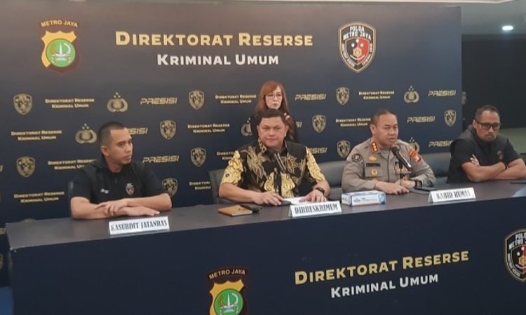 Direktur Reserse Kriminal Umum Polda Metro Jaya Komisaris Besar, Hengki Haryadi membantah tiga anggota polisi yang ditangkap tidak berhubungan dengan kasus terorisme (Foto: tvonenews)