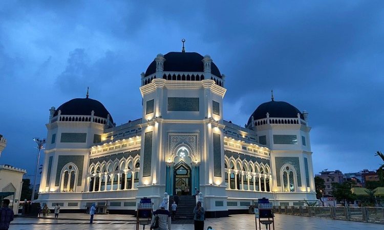 Masjid Raya Al-Mashun di Kota Medan, salah satu wisata religi lintas agama yang terkenal di Sumatra Utara. (Foto: Okezone)