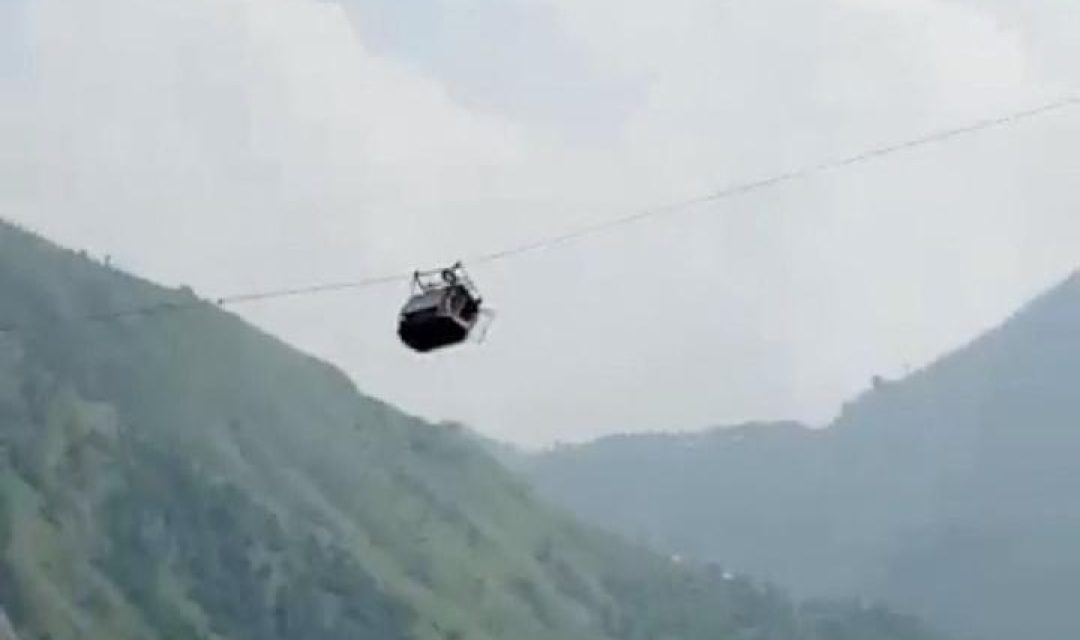 Tali kereta gantung di Pakistan putus saat berada di atas jurang. (Foto: Tempo)