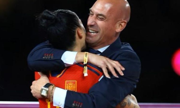 Kejadian pelecehan tersebut terjadi karena Rubiales mencium Jenni di bagian bibir saat pembagian medali Spanyol saat memenangkan Piala Dunia Wanita 2023. (katakini.com)