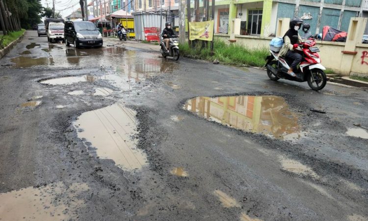 Ilustrasi jalan rusak. (Foto: Suara.com)