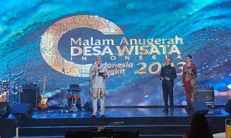 Menparekraf Sandiaga Uno mengumumkan juara Anugerah Desa Wisata 2023 di Taman Mini Indonesia Indah (TMII), Minggu, 27 Agustus 2023. (Foto: Beritasatu)