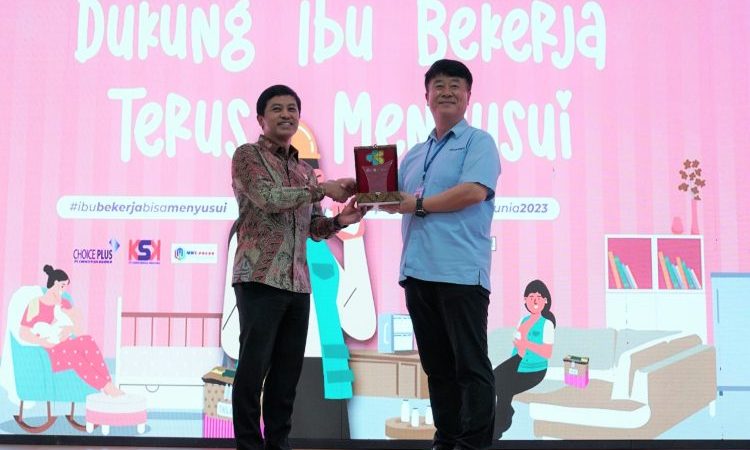 Wakil Menteri Kesehatan (Wamenkes) RI Prof. Dante Saksono Harbuwono (kiri) saat menghadiri agenda talkshow Puncak Pekan ASI sedunia 2023, di Jakarta, Senin (4/9/2023). (Foto: Kemenkes).