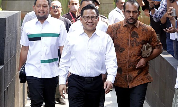 Ketua Umum PKB Muhaimin Iskandar alias Cak Imin menjalini pemeriksaan di Gedung Merah Putih Komisi Pemberantasan Korupsi (KPK), Jakarta, Kamis (7/9/2023). Cak Imin diperiksa sebagai saksi dugaan korupsi pengadaan sistem proteksi Tenaga Kerja Indonesia (TKI) 2012. (jpnn.com)