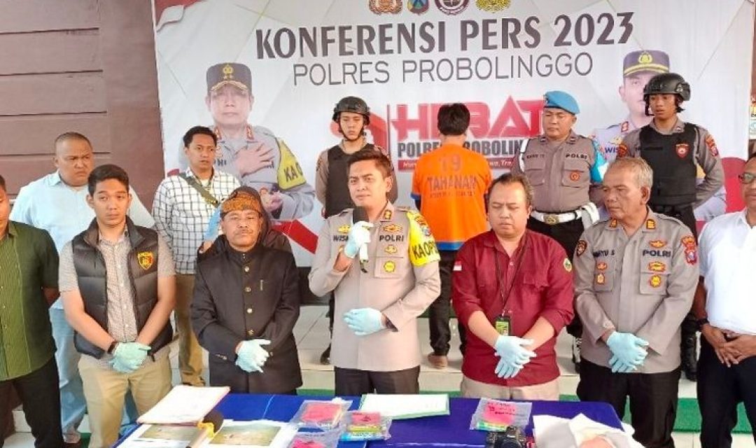 AWEW (mengenakan baju orange) ditetapkan tersangka kasus kebakaran lahan di Bromo. (Foto: Kompas)