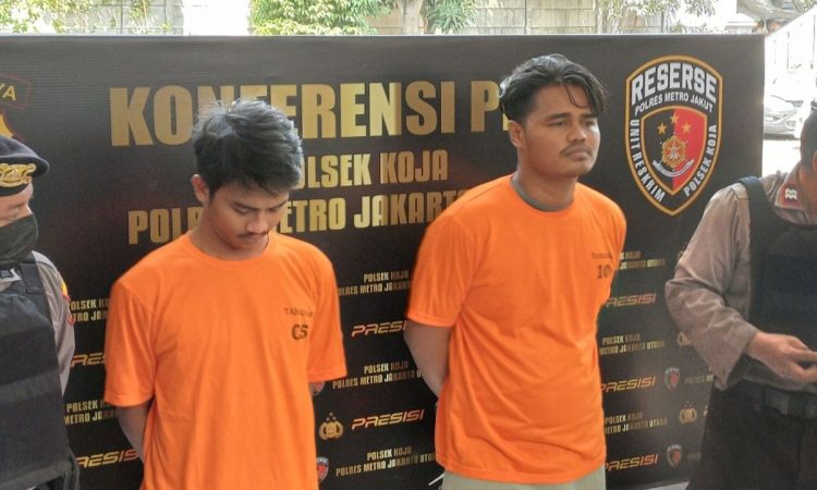 Dua tersangka pembunuhan di Koja, yakni IC (21) dan PA (25) saat ditanya Kapolres Metro Jakarta Utara Kombes Pol Gidion Arif Setyawan. (kompas.com)