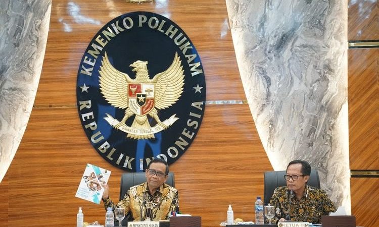 Menteri Koordinator Bidang Politik, Hukum, dan Keamanan (Menko Polhukam), Mahfud MD bersama Deputi III Bidang Koordinasi Hukum dan HAM Kemenko Polhukam Sugeng Purnomo saat rapat di gedung Kemenko Polhukam, Jakarta Pusat, Selasa. (Foto: Kompas)