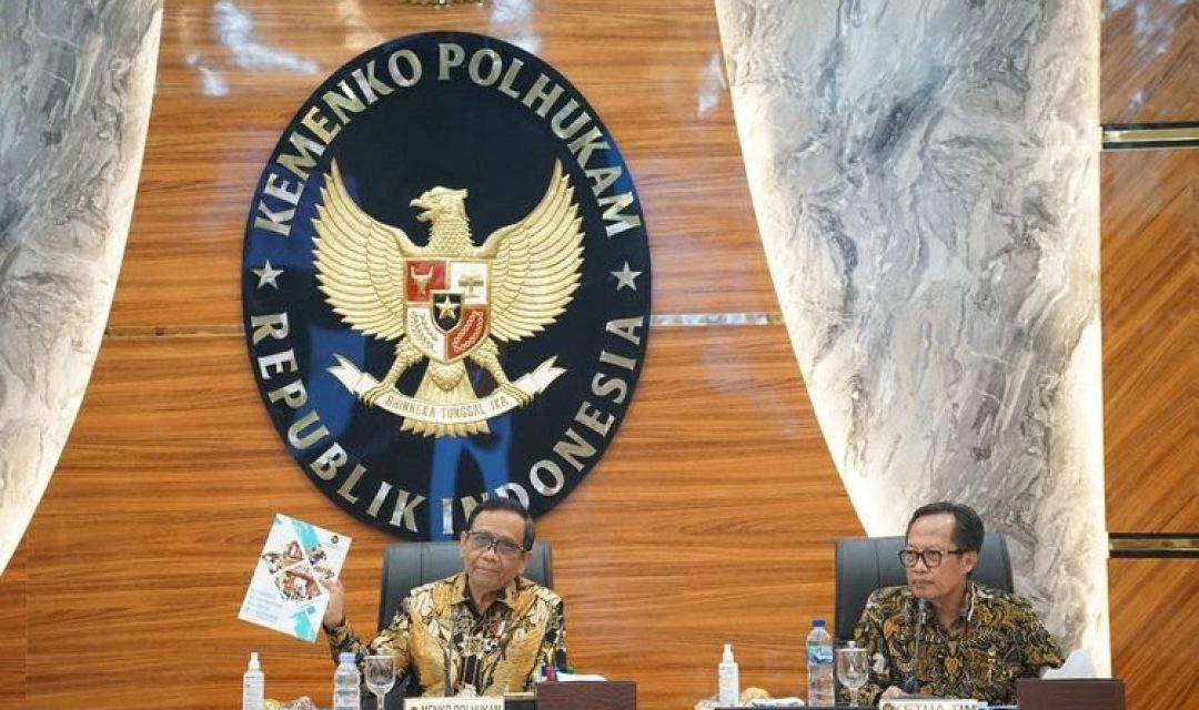 Menteri Koordinator Bidang Politik, Hukum, dan Keamanan (Menko Polhukam), Mahfud MD bersama Deputi III Bidang Koordinasi Hukum dan HAM Kemenko Polhukam Sugeng Purnomo saat rapat di gedung Kemenko Polhukam, Jakarta Pusat, Selasa. (Foto: Kompas)