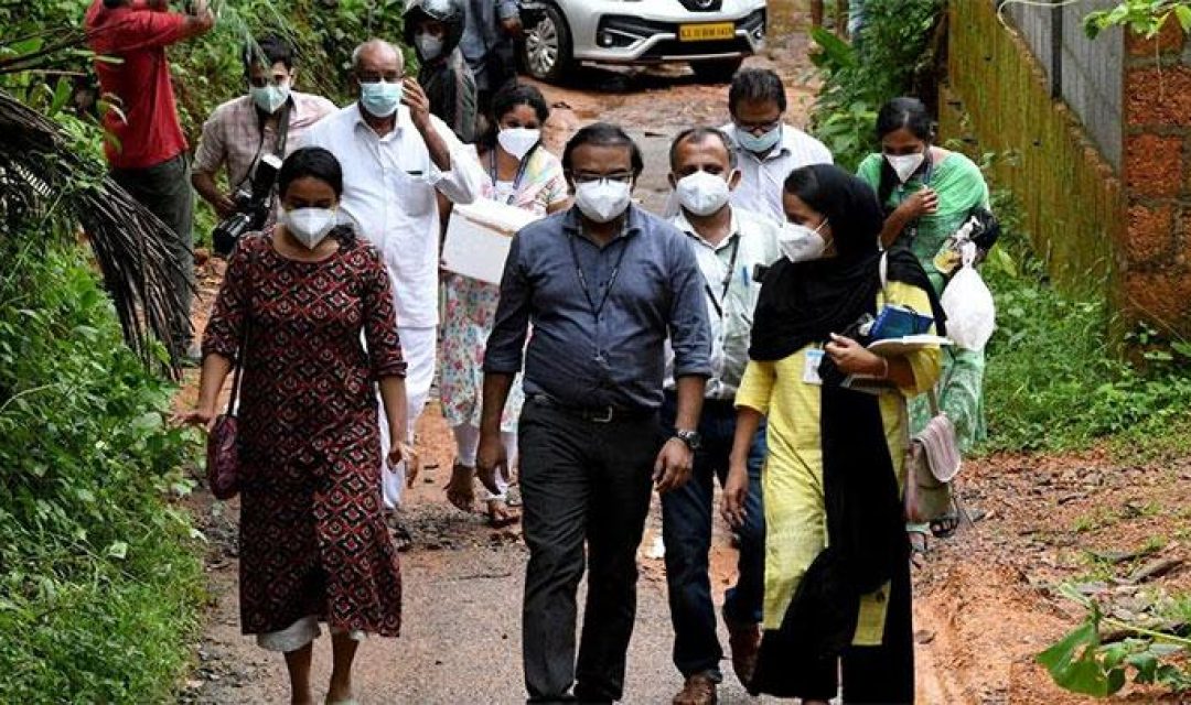 Anggota tim medis dari Kozhikode Medical College membawa sampel buah pinang dan jambu biji untuk melakukan tes virus Nipah di desa Maruthonkara di distrik Kozhikode, Kerala, India. (Foto: Tempo)