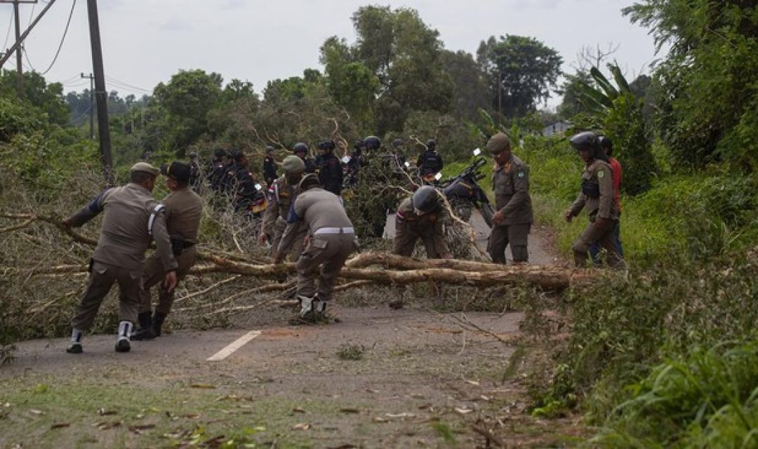 Konflik di Pulau Rempang. PBNU meminta pemerintah menghentikan sementara PSN di Rempang. Dorong dialog dengan masyarakat. (cnnindonesia.com)