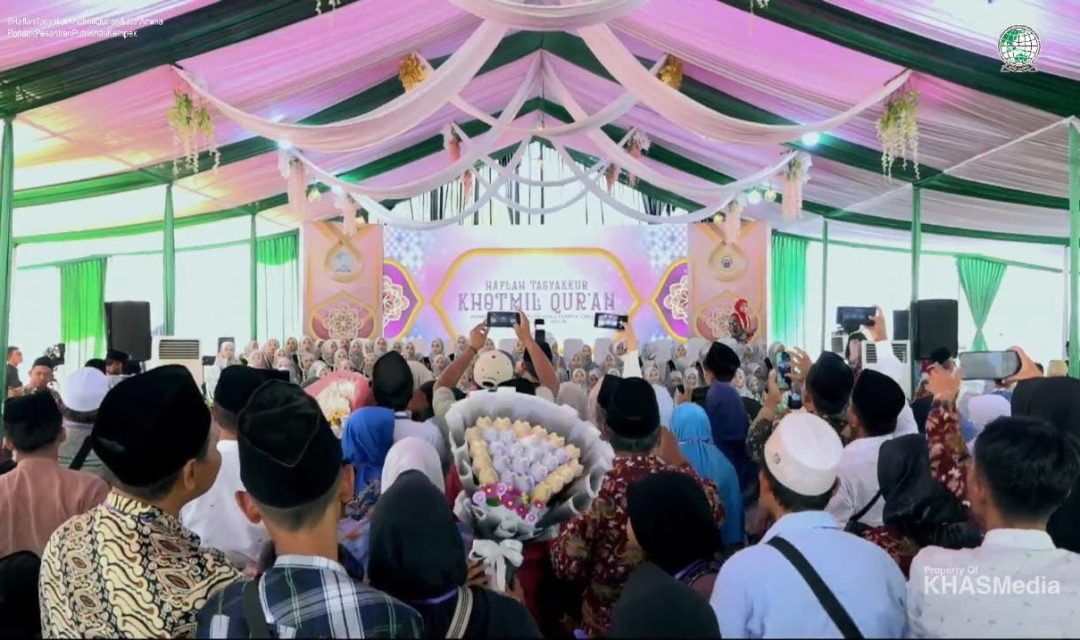 Acara Tassyakur Khotmil Al-Quran dan Khotmil Juz Amma Pondok Pesantren KHAS Kempek Cirebon. (Youtube: Khas Kempek)