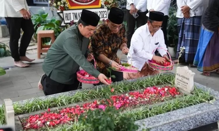 Peringati Maulid Nabi Muhammad SAW, Menteri BUMN Erick Thohir berziarah ke makam sejumlah ulama di di Jawa Timur.(Foto: Sindoews.com)