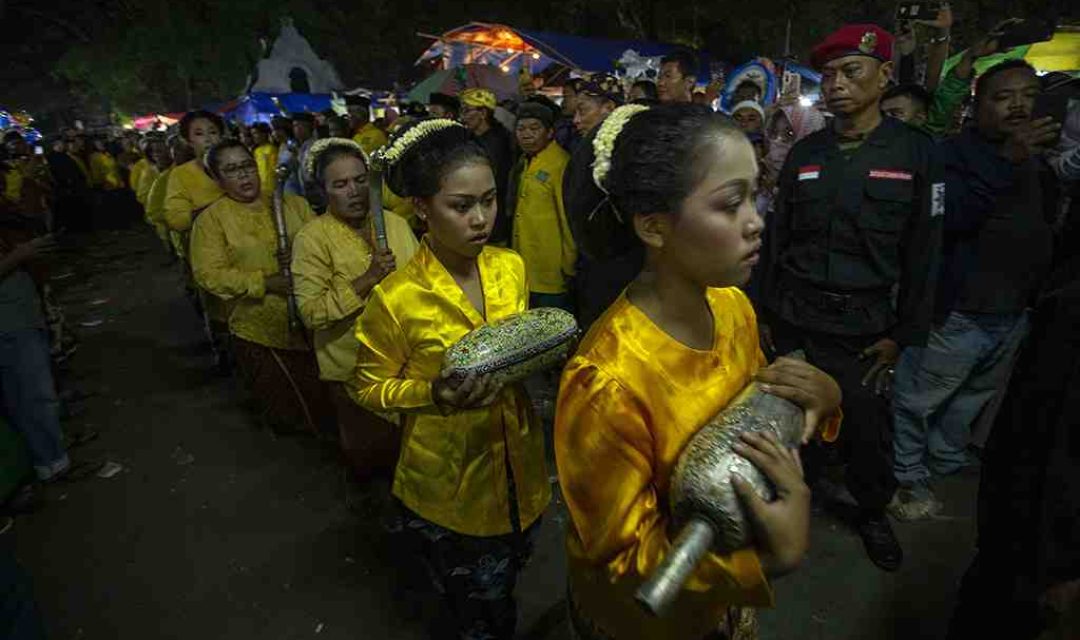 Keraton Kanoman Cirebon, Jawa Barat, menggelar
tradisi Malam Pelal Ageng Panjang Jimat untuk memperingati maulid Nabi Muhammad SAW. (Foto: Info Publik)