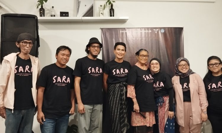 Tim produksi dan para pemain film "SARA". (Foto: Okezone)