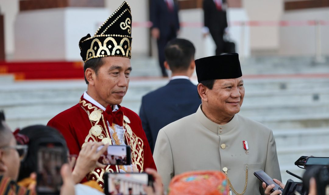 Menhan Prabowo Dampingi Presiden Jokowi Saat Upacara Penurunan Bendera HUT ke-79 RI di IKN